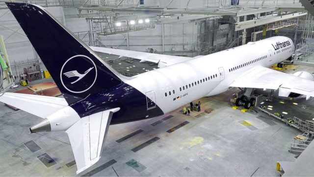 Lufthansa's first "dream liner" is already in corporate colors